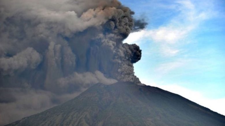 Aktivizoher vullkani në Agung të Indonezisë, “alarm i kuq” për linjat ajrore