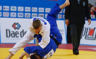 Akil Gjakova i pafat, mjaftohet me medaljen e argjendtë pas humbjes në finale