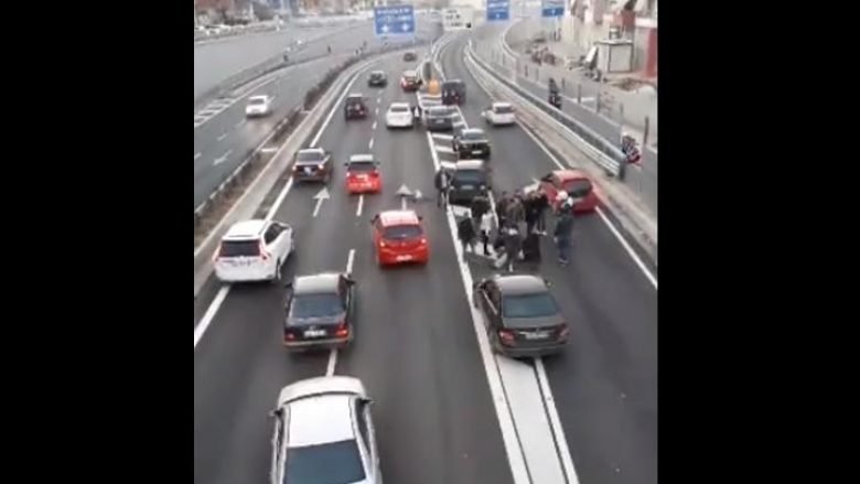 Aksident në Tiranë, makina përplas çiklistin (Video)