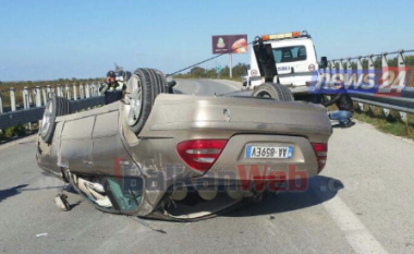 Aksident i frikshëm në Vlorë: “Benz”-i përmbyset në rrugë, dy të rinj të lënduar rëndë (Foto/Video)