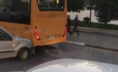 Aksident mes një veture dhe një autobusi në Prishtinë (Foto)