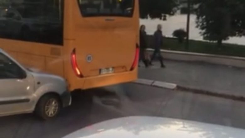 Aksident mes një veture dhe një autobusi në Prishtinë (Foto)