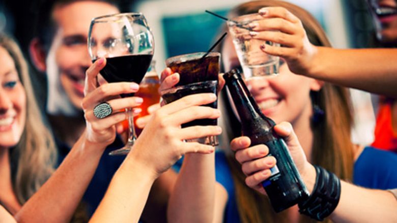 Verë, birrë apo pije e fortë? Lloje të ndryshme të alkoolit ndikojnë në mënyra të ndryshme në emocionet tona
