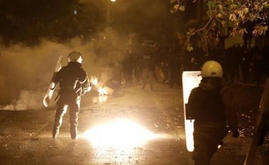 Përleshje mes protestuesve e policisë në rrugët e Athinës