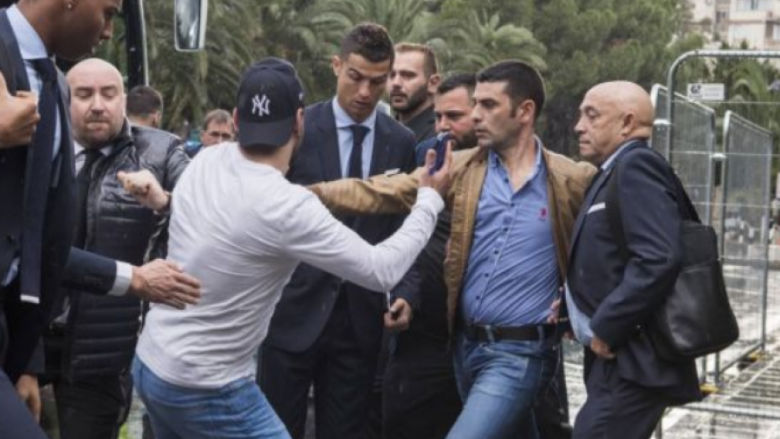 U maskua si gazetarë për të bërë foto me Ronaldon- Fansit i shkon gjithçka keq, largohet shpejt nga sigurimi (Video)