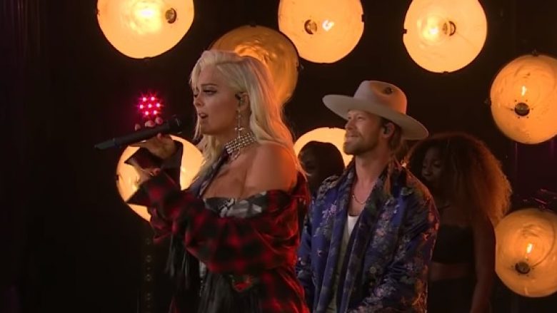 Bebe Rexha shkëlqen me perforcanën në “The Late Show” (Video)