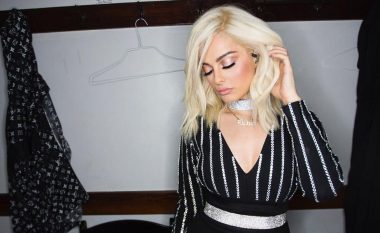 Bebe Rexha shfaq të pasmet atraktive në InstaStory (Foto)