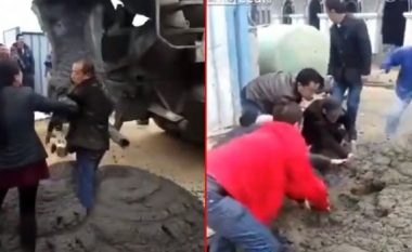 Për të ndaluar vazhdimin e ndërtimit, një burrë zgjodhi “të betonohej” edhe ai! (Video)