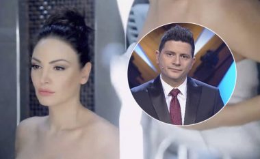 Ermal Mamaqi e pret sa të dalë nga dushi Bleonën, dhe “i propozon” asaj me diamant (Video)