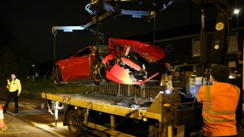 Aksident ndërmjet tetë veturave në Londër, i përfshirë edhe një Ferrari i 600 mijë dollarëve (Foto/Video)