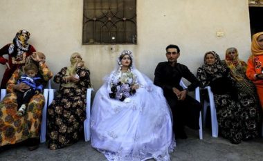 Dasmë në qytetin ku gëzimi ishte i ndaluar: Këndonin e vallëzonin, edhe pse rrethoheshin nga bomba ende të pashpërthyer (Video)