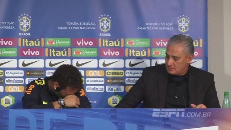 Neymar pyetet shumë për situatën e tij te PSG, trajneri e merr në mbrojtje dhe lojtari fillon të qajë (Video)