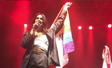 Dua Lipa përkrah komunitetin LGBTI në performancën e shkëlqyer në Kanadë (Foto)