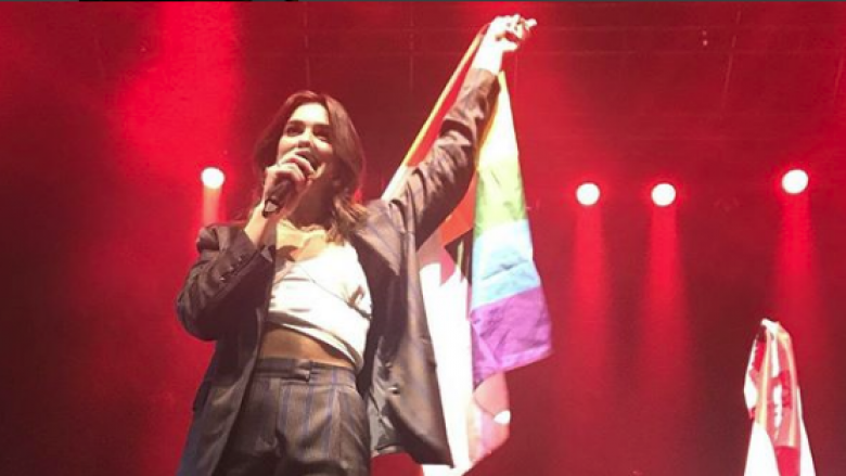 Dua Lipa përkrah komunitetin LGBTI në performancën e shkëlqyer në Kanadë (Foto)