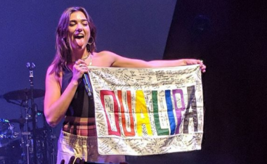 Dua Lipa vazhdon të mbrojë të drejtat e komunitetit LGBTI në koncertin e Marilyandit (Foto)