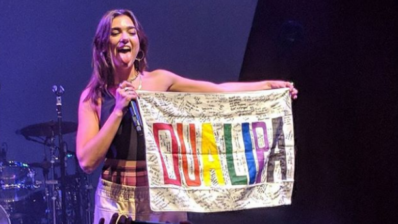 Dua Lipa vazhdon të mbrojë të drejtat e komunitetit LGBTI në koncertin e Marilyandit (Foto)