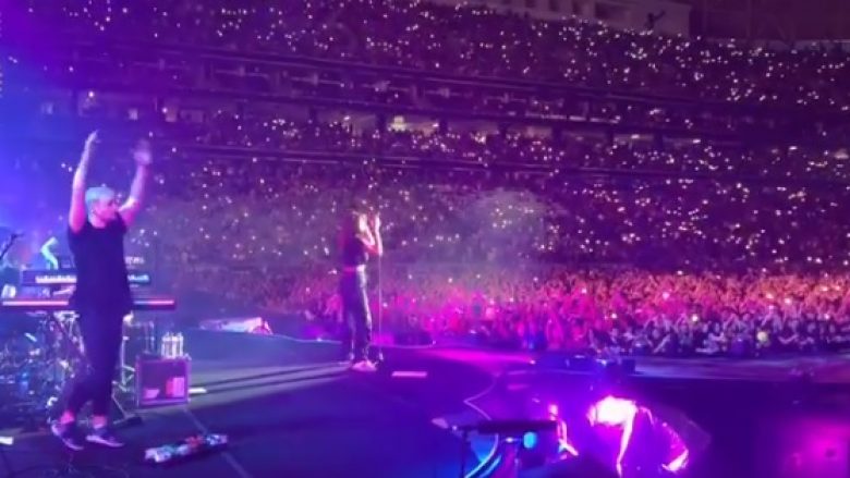 Në turneun e Coldplay, publiku brazilian këndon së bashku me Dua Lipën (Video)