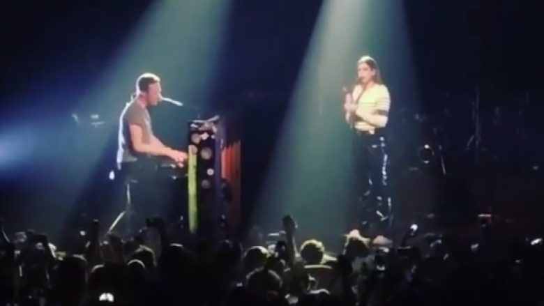 Performancë e shkëlqyeshme e Dua Lipës me Chris Martin (Video)