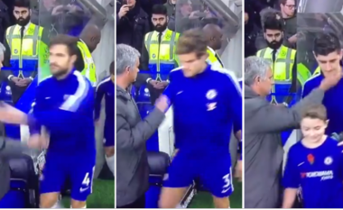 Mourinho përshëndeti të gjithë ish-lojtarët e tij te Chelsea, por Hazardi e injoroi keq portugezin (Foto/Video)