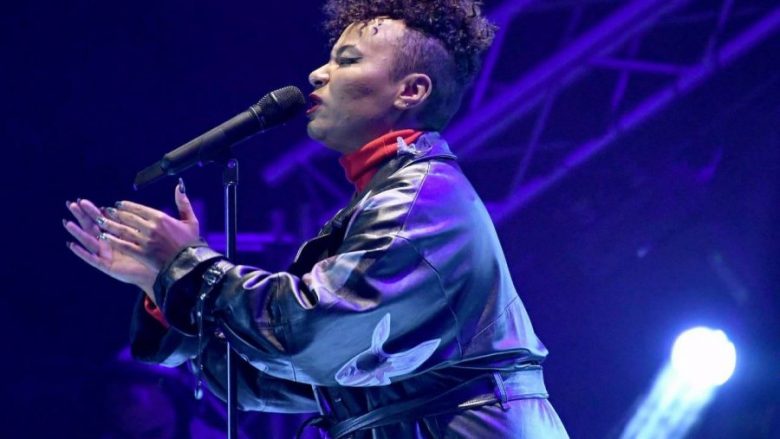 Emeli Sande ‘ndez’ shqiptarët në sheshin ‘Skënderbej’, bën shqiponjën me duar (Foto)