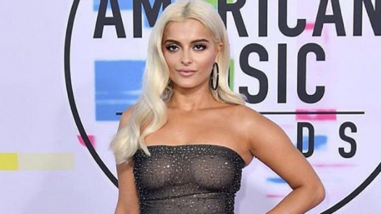 Bebe Rexha duket joshëse dhe elegante në fustanin shkëlqyes (Foto)