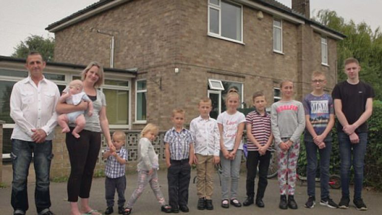 Jetojnë në dy shtëpi dhe kanë një dhomë vetëm për rrobat e tyre – ata kanë 10 fëmijë por e duan edhe të 11-in (Foto/Video)