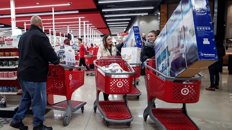 “Black Friday” në SHBA: Dy gra kapen për flokësh, diku kishte edhe të shtëna armësh (Foto/Video)