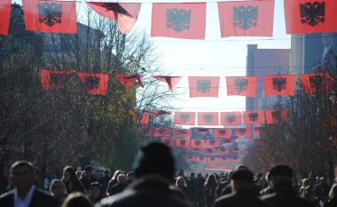 Sheshi i Prishtinës stoliset me flamujt kuqezi