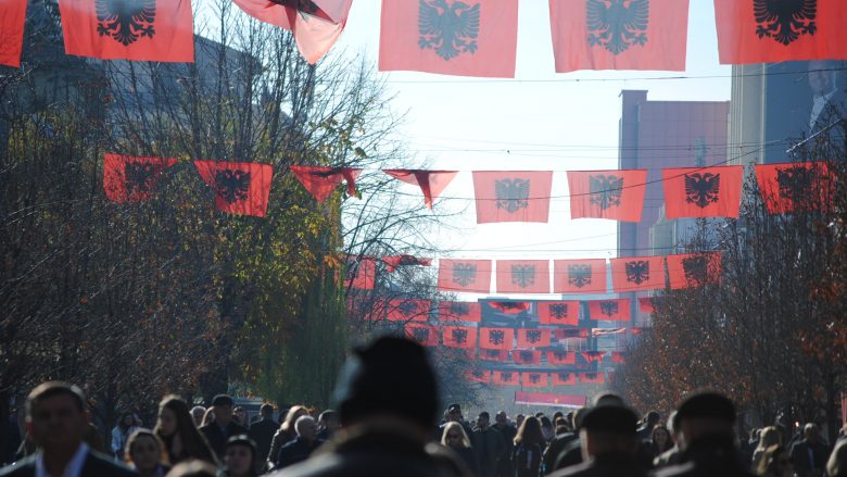 Sheshi i Prishtinës stoliset me flamujt kuqezi