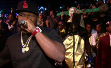 Momenti kur Wilder ngjitet në ring me performancë LIVE nga 50 Cent dhe maskën e tij karakteristike (Foto/Video)