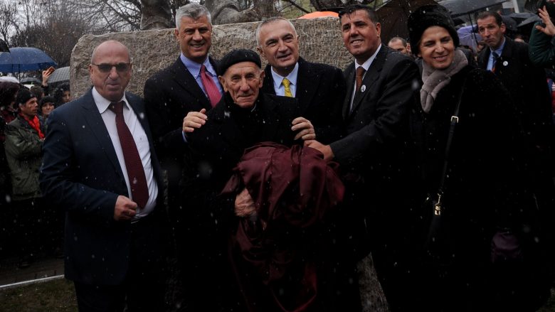 Presidentët Thaçi e Meta, zbulojnë shtatoren e heroit kombëtar Idriz Seferi