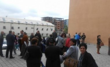Hynë në grevë punëtorët teknik të 6 shkollave në Prishtinë