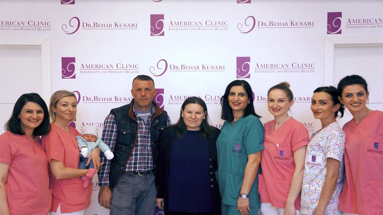 Çifti Osmanaj me fëmijë në duar pas 10 viteve martesë, e mundësoi Klinika Amerikane – Dr. Behar Kusari