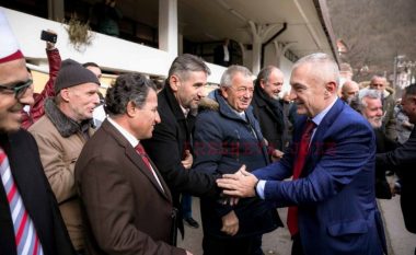 Presidenti Meta në Medvegjë, shqiptarët dalin në rrugë për ta pritur