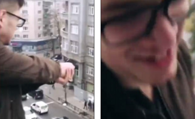 E teprojnë “fëmijët e pasur të Instagram-it”, nga ballkoni qëllojnë me armë në drejtim të një rruge të mbushur me njerëz (Video)