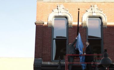 Flamuri i Kosovës ngrihet në Iowa (Foto)