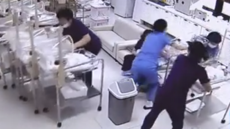 Tërmeti godet spitalin, infermieret “harrojnë veten”, vetëm për të shpëtuar foshnjat (Video)