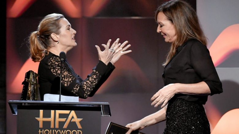 Puthje në buzë ndërmjet Allison Janney dhe Kate Winslet në skenë (Foto/Video)