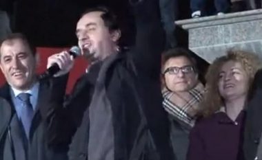 Kurti e Kadaj-Bujupi, nga arresti shtëpiak festojnë në sheshin e Prishtinës
