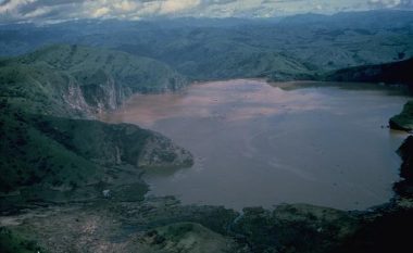 Liqeni më vdekjeprurës në botë: Aty gjetën vdekjen mbi 1700 njerëz dhe ngordhën 3500 kafshë, vetëm për një natë (Video)