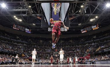 LeBron James me huqje të pabesueshme të ngulitjes (Video)