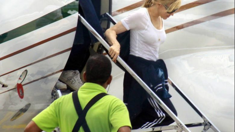 Udhëtarët nuk iu besojnë syve: Edhe pse milionere, Madonna zgjedh të udhëtojë me klasin ekonomik (Foto)