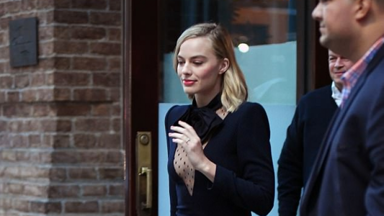 Margot Robbie shfaqet pa sytjene në rrugët e New Yorkut (Foto/Video)