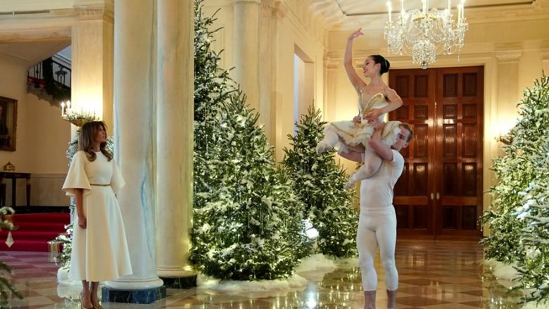 “Magjia” e vërtetë brenda Shtëpisë së Bardhë! Melania Trump prezanton dekorimin për festat e fundvitit (Video)