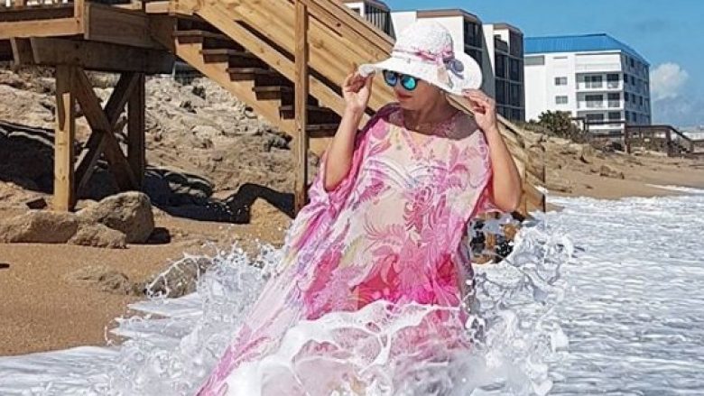 Mihrije Braha sfidon ‘të ftohtin’, shfaqet atraktive me bikini në plazhet e Floridas (Foto)