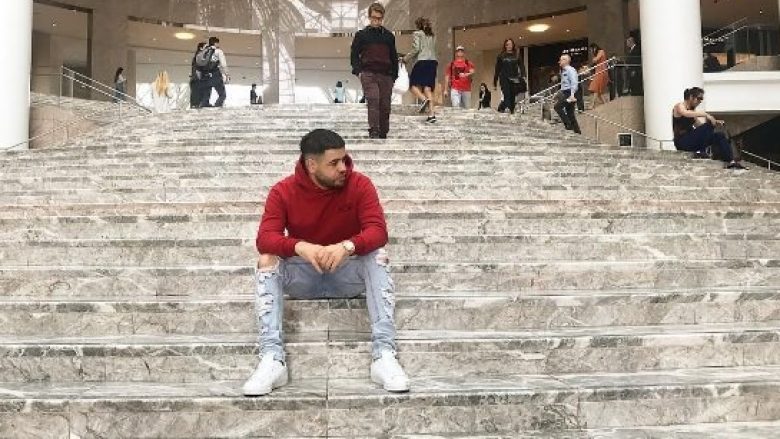 Jeta luksoze e reperit Noizy, publikon çantat me para në SnapChat (Foto)