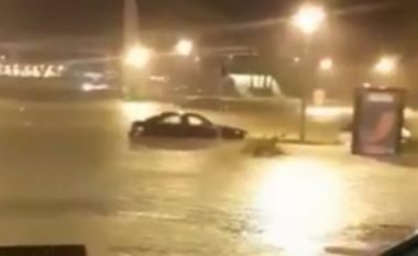 Përmbytet oborri i qendrës tregtare, qytetarët: Na ndihmoni (Video)