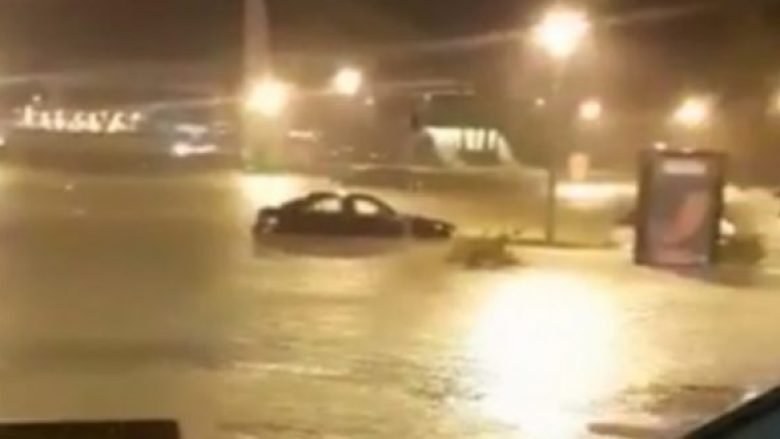 Përmbytet oborri i qendrës tregtare, qytetarët: Na ndihmoni (Video)