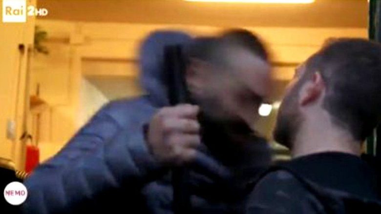 U provokua nga pyetja, banditi i thyen hundën gazetarit, pastaj e sulmon me një gyp metali (Video,+16)