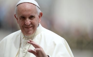 Papa bën thirrje që priftërinjve t’u lejohet martesa